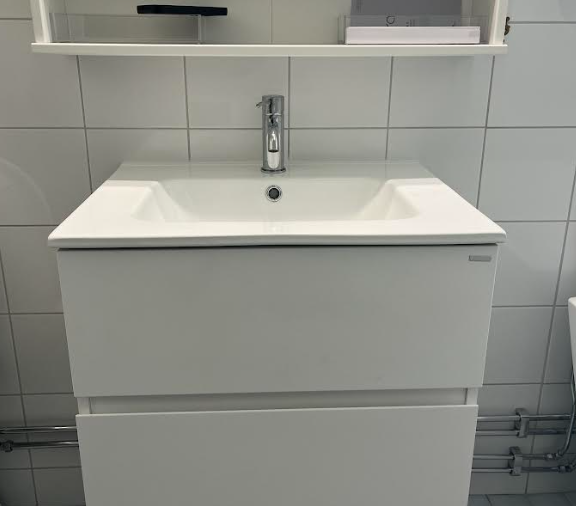 Modern badrumsinstallation med tvättställ